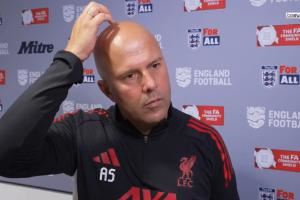 以德报怨！斯洛特：吵闹的人可能不知道默哀，不能说水晶宫不尊重