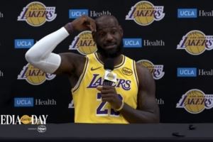 詹姆斯：今夏我练习了更多的接球三分 当我不持球时也能发挥作用