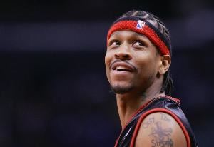 艾弗森：当我有钱后就帮衬身边的朋友 你不给钱有人就开始质疑你