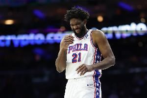 低迷！恩比德半场6投仅1中拿到4分3板 三分2中0