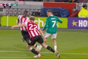 加克波此前禁区内被放倒，裁判未判罚